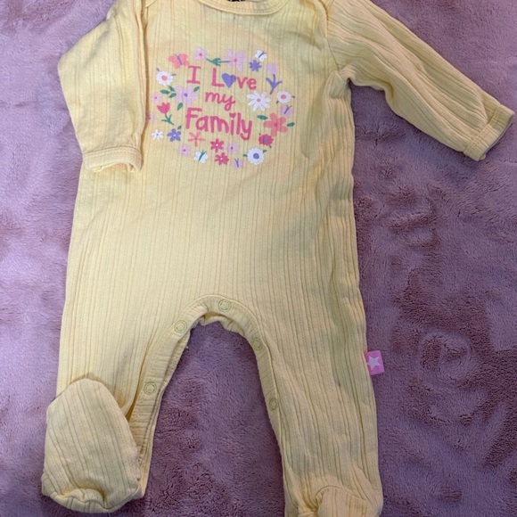 Millie&Myles 0-3 Months 2 Piece Footed Ribbed Yellow Body Suit I Love‎ My Family - Picture 4 of 7